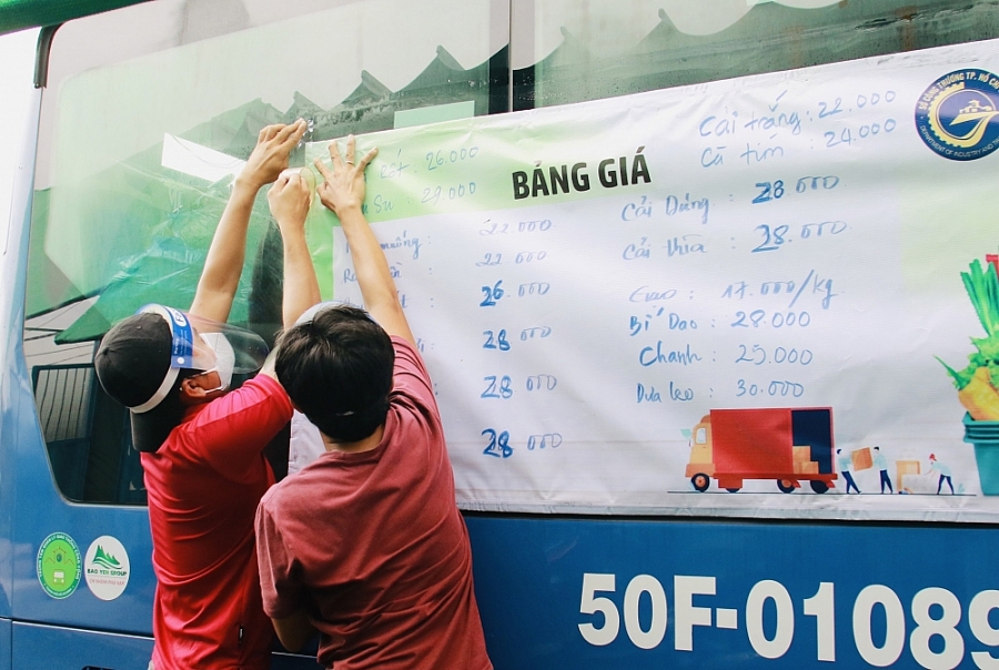 Xe bus bán thực phẩm lưu động tại TP Hồ Chí Minh