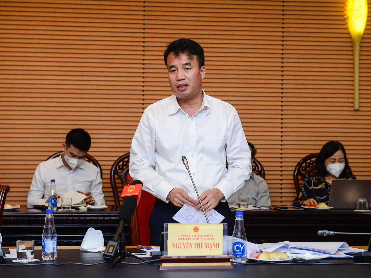 Tổng Giám đốc BHXH Việt Nam Nguyễn Thế Mạnh báo cáo tại phiên họp. Ảnh: Thu Nguyệt