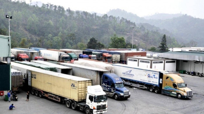 Một lượng lớn xe chở trái cây tươi chuyển sang làm thủ tục tại cửa khẩu quốc tế Hữu Nghị dẫn tới ùn ứ, ách tắc nghiêm trọng (Ảnh: Minh họa).