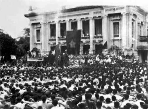 Mít tinh tổng khởi nghĩa ở Quảng trường Nhà hát Lớn Hà Nội, 19/8/1945. (Ảnh tư liệu)