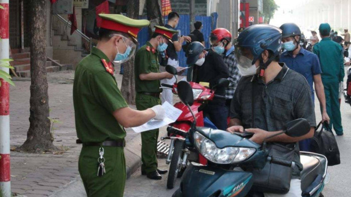 Tổ công tác của công an TP Hà Nội kiểm soát giấy đi đường quận Nam Từ Liêm, Hà Nội