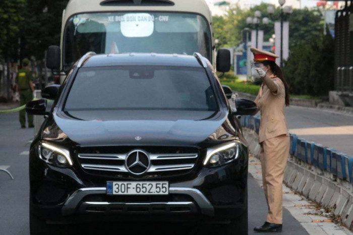   CSGT kiểm tra giấy đi đường của người điều khiển ô tô tại đường Lê Văn Lương, quận Thanh Xuân, Hà Nội