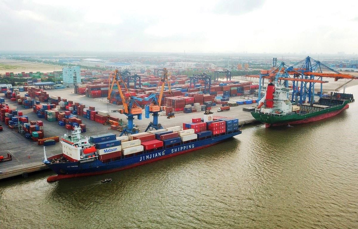 Bốc xếp container tại một bến cảng Hải Phòng. Ảnh: vietnamplus.vn