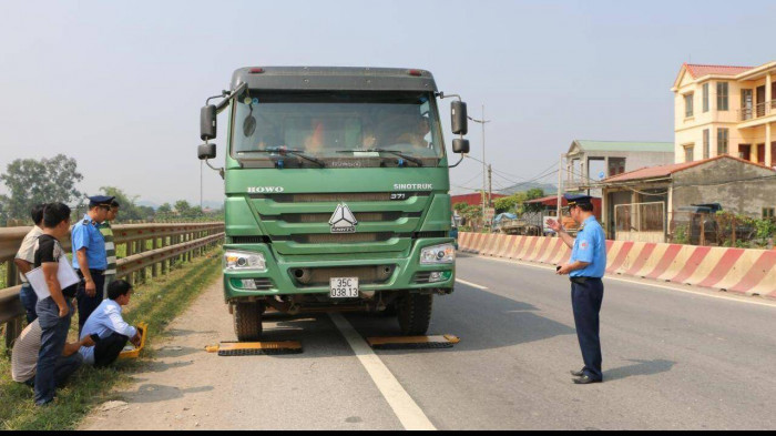 Lực lượng Thanh tra giao thông Cục Quản lý Đường bộ I kiểm tra xe quá tải trên QL1 địa bàn tỉnh Ninh Bình
