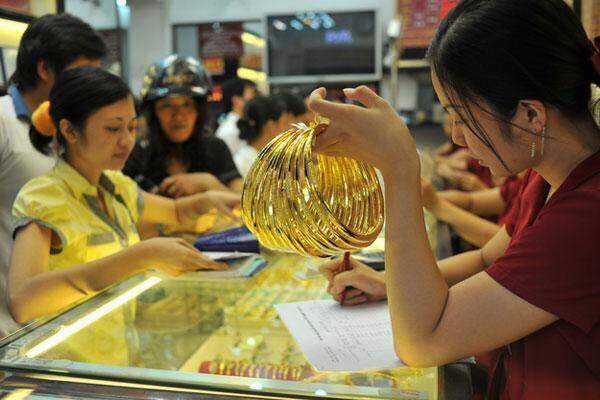 Giá vàng trong nước vẫn cao hơn giá vàng thế giới quy đổi hơn 9 triệu đồng/lượng. Ảnh minh hoạ