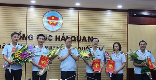 Tổng cục trưởng Tổng cục Hải quan Nguyễn Văn Cẩn trao quyết định cho các cá nhân tại buổi lễ