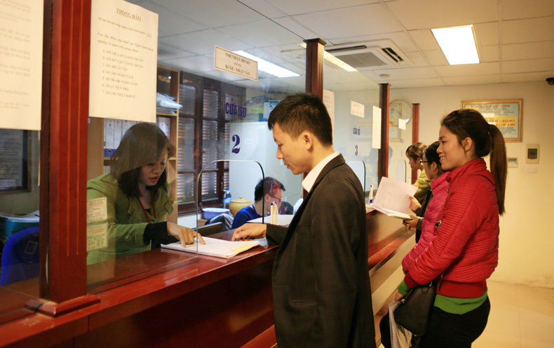 Hướng dẫn người dân nộp thuế tại Chi cục Thuế quận Tây Hồ (Cục Thuế Hà Nội). Ảnh: Nhật Nam
