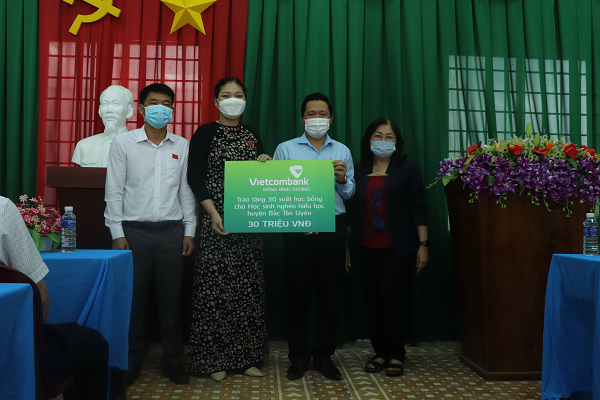 Vietcombank Đông Bình Dương trao tặng 30 suất học bổng cho 30 em học sinh tại thị trấn Tân Bình, huyện Bắc Tân Uyên