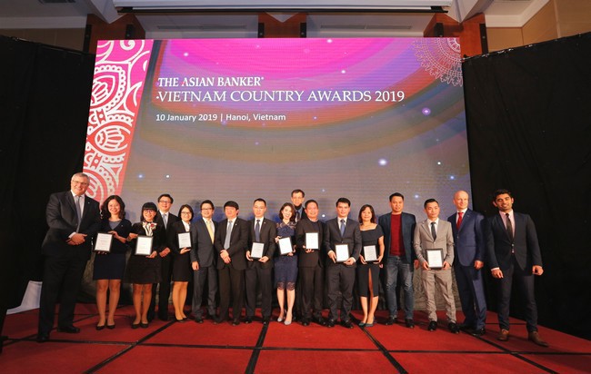 Ông Thomas William Tobin – Giám đốc Khối Bán lẻ (ngoài cùng bên trái) chụp ảnh lưu niệm cùng Tạp chí The Asian Banker và đại diện các tổ chức tài chính tham dự lễ trao giải.