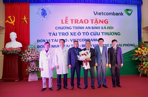 Lãnh đạo Bệnh viện trẻ em Hải Phòng tặng hoa cảm ơn Ban Lãnh đạo cùng cán bộ nhân viên Vietcombank đã hỗ trợ  phương tiện, thiết bị phục vụ công tác khám chữa bệnh tại bệnh viện