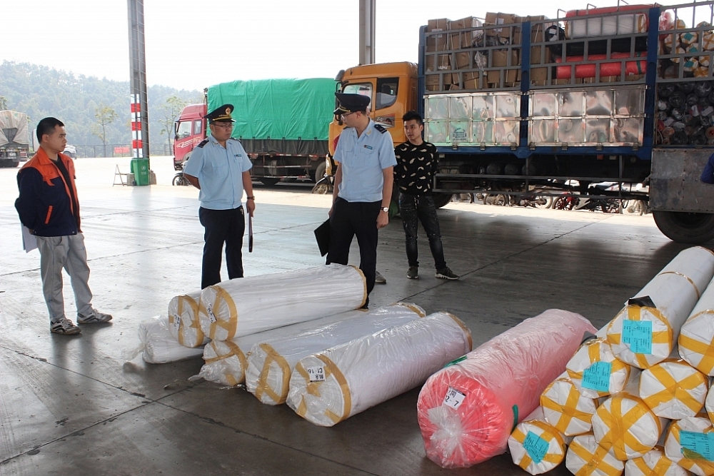 Công chức Chi cục Hải quan cửa khẩu Hữu Nghị (Cục Hải quan Lạng Sơn) kiểm tra hàng hóa nhập khẩu.