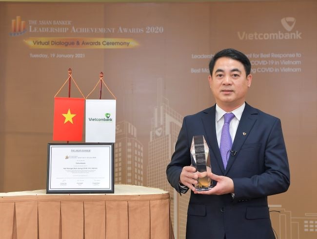 Ông Nghiêm Xuân Thành nhận danh hiệu "Lãnh đạo xuất sắc trong việc ứng phó với đại dịch Covid-19 tại Việt Nam” do The Asian Banker trao tặng