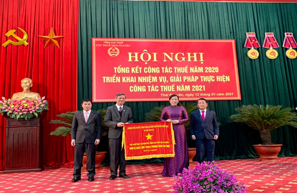 Đồng chí Nguyễn Thanh Hải - Bí thư Tỉnh ủy Thái Nguyên trao Cờ thi đua của Chính phủ cho Ban lãnh đạo Cục Thuế Thái Nguyên.