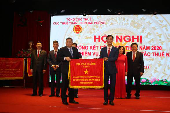 Ông Phi Vân Tuấn - Phó Tổng Cục trưởng Tổng cục Thuế  tặng Cờ thi đua của Bộ Tài chính cho Cục Thuế TP. Hải Phòng