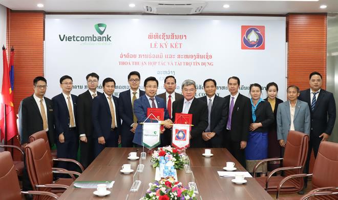 Đại diện Vietcombank Lào và Tổng Công ty Xăng dầu Nhà nước Lào ký kết thỏa thuận hợp tác và tài trợ tín dụng