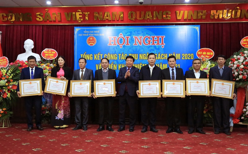 Phó Chủ tịch UBND tỉnh Thái Bình Nguyễn Quang Hưng trao bằng khen của Chủ tịch UBND Tỉnh cho các tập thể và cá nhân ngành thuế có thành tích xuất sắc năm 2020