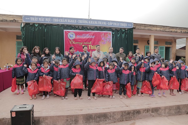 DATC trao quà cho các em học sinh bán trú tại các điểm trường xã Quảng Lâm, huyện Mường Nhé, tỉnh Điện Biên