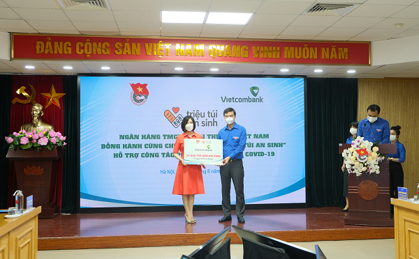 Bà Phùng Nguyễn Hải Yến – Phó Tổng Giám đốc trao biển tượng trưng tặng 50.000 túi quà an sinh trị giá 12,5 tỷ đồng cho đại diện Trung ương Đoàn TNCS Hồ Chí Minh