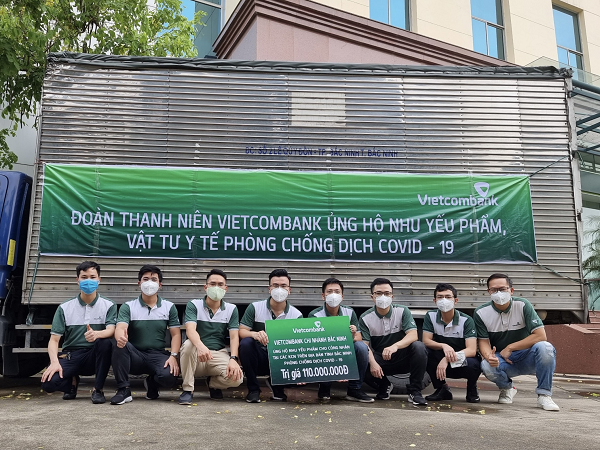 Đo&agrave;n thanh ni&ecirc;n Vietcombank Bắc Ninh trao tặng ủng hộ nhu yếu phẩm, vật tư y tế ph&ograve;ng chống dịch Covid-19 tới c&aacute;c doanh nghiệp bị ảnh hưởng bởi dịch bệnh.