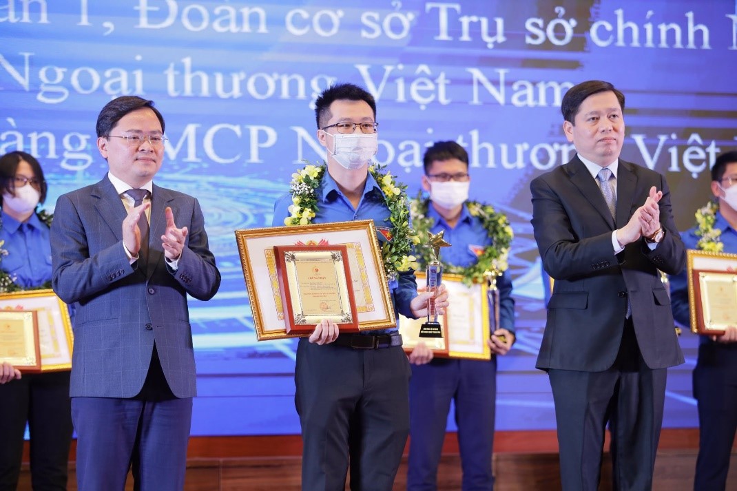 Đoàn Thanh niên Vietcombank nhận giải đề tài xuất sắc “Xây dựng chương trình kiểm tra phí thanh toán với tổ chức Thẻ quốc tế” -  đây 1 trong 10 sản phẩm được nhận giải thưởng “Đổi mới sáng tạo phát triển doanh nghiệp” lần thứ II năm 2021