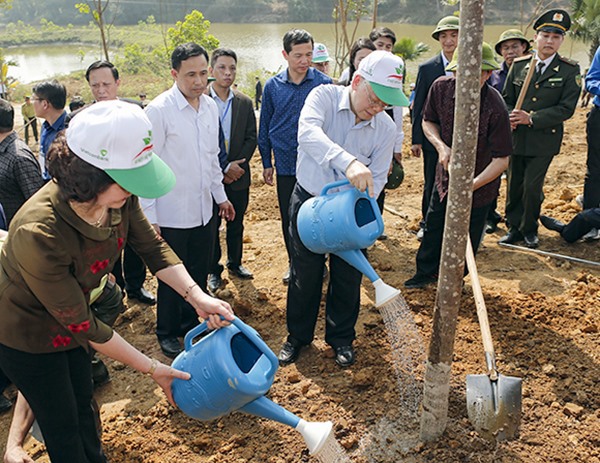 Tổng Bí thư, Chủ tịch nước Nguyễn Phú Trọng tham gia trồng cây tại thôn 6, Việt Cường, huyện Trấn Yên, tỉnh Yên Bái