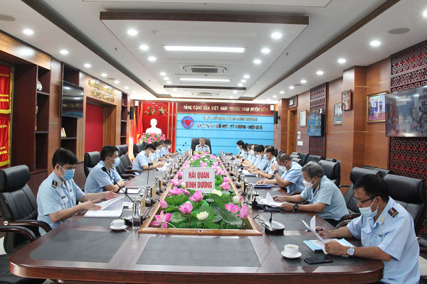 Cục trưởng Cục Hải quanBình Dương Nguyễn Phước Việt Dũng chủ trì cuộc họp với lãnh đạo các đơn vị triển khai công việc 