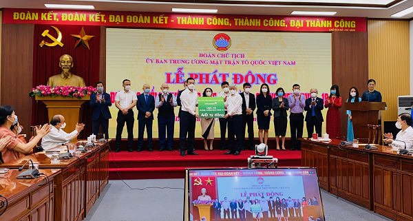 Ông Phạm Quang Dũng – Chủ tịch HĐQT Vietcombank (bên trái) trao biển tượng trưng số tiền Vietcombank ủng hộ cho công tác phòng, chống dịch COVID-19 cho Ủy ban Trung ương Mặt trận tổ quốc Việt Nam