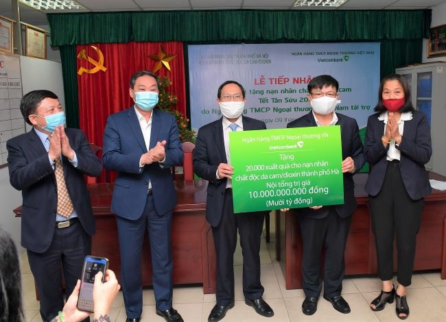 Ông Đào Minh Tuấn – Phó Tổng Giám đốc, Chủ tịch Công đoàn Vietcombank (thứ 2 từ phải sang) trao biển tượng trưng số tiền 10 tỷ đồng quà Tết cho 20.000 nạn nhân chất độc da cam/dioxin TP. Hà Nội