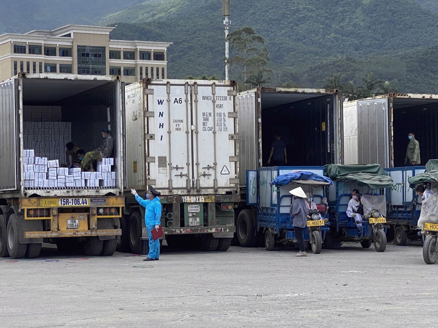 Công chức hải quan Quảng Ninh kiểm tra hàng hóa xuất nhập khẩu