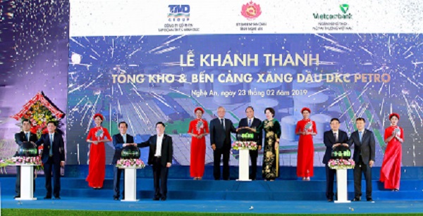 Thủ tướng Chính phủ Nguyễn Xuân Phúc cùng các đại biểu thực hiện nghi thức khánh thành Tổng kho và bến cảng xăng dầu DKC Petro (trong ảnh: ông Nghiêm Xuân Thành - Chủ tịch HĐQT Vietcombank, ngoài cùng bên trái)