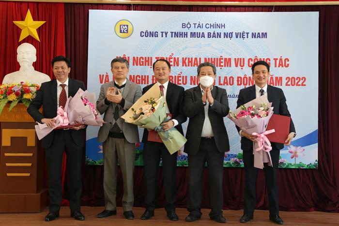 Chủ tịch HĐTV Lê Hoàng Hải và Tổng giám đốc Phạm Mạnh Thường trao Quyết định bổ nhiệm mới và bổ nhiệm lại cùng hoa chúc mừng các Phó Tổng giám đốc