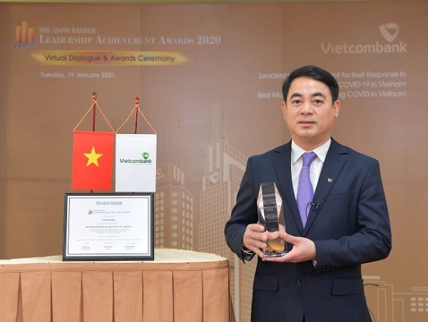 Ông Nghiêm Xuân Thành - Chủ tịch HĐQT Vietcombank nhận Giải thưởng của Tạp chí The Asian Banker