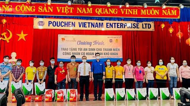 Đại diện Vietcombank Đồng Nai và Tỉnh đoàn Đồng Nai trao quà Túi an sinh cho công nhân Công ty Pouchen Việt Nam
