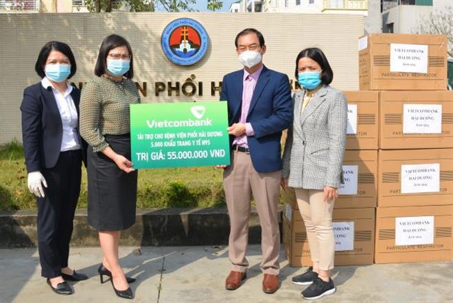 à Bag Hoàng Thị Kim Ngân - Phó Giám đốc Vietcombank Hải Dương trao biển tặng 5.000 khẩu trang cho Giám đốc Bệnh viện Phổi Hải Dương