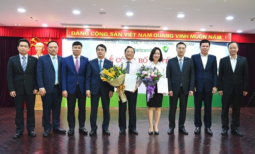 Ban lãnh đạo Vietcombank chúc mừng tân Giám đốc và tân Phó Giám đốc Trường Đào tạo Vietcombank