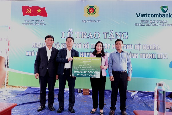 Ông Nghiêm Xuân Thành - Chủ tịch HĐQT Vietcombank trao 30 tỷ đồng cho đại diện Ủy ban MTTQ tỉnh Thanh Hóa để xây dựng 600 căn nhà cho hộ nghèo trên địa bàn huyện Mường Lát.