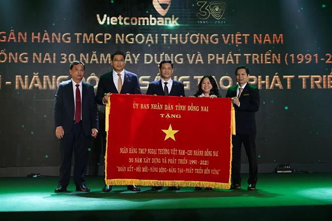 Ông Võ Tấn Đức - Phó Chủ tịch UBND tỉnh Đồng Nai (ngoài cùng bên trái) trao tặng bức trướng của UBND tỉnh cho Ban Giám đốc Vietcombank Đồng Nai