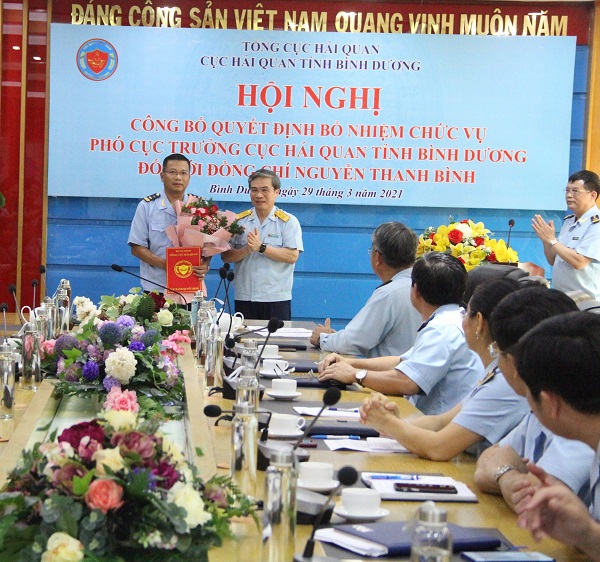 Phó Tổng cục trưởng Tổng cục Hải quan Nguyễn Dương Thái trao Quyết định và tặng hoa chúc mừng tân Phó Cục trưởng Nguyễn Thanh Bình