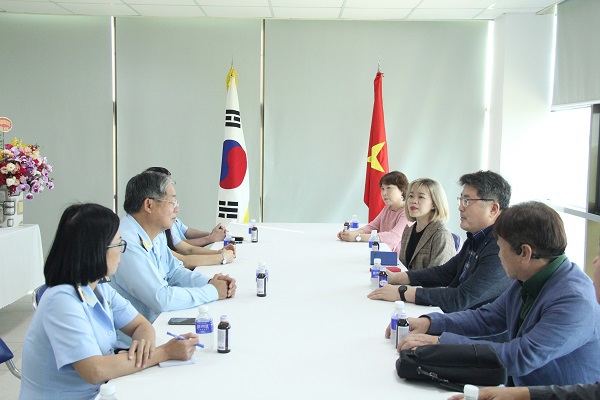 Cục trưởng Cục Hải quan Bình Dương Nguyễn Phước Việt Dũng cùng lãnh đạo một số Phòng tham mưu thăm hỏi và làm việc nắm bắt tình hình hoạt động của doanh nghiệp