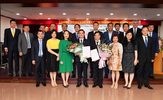 Ban Lãnh đạo Vietcombank cùng các đại biểu chúc mừng và chụp ảnh lưu niệm với các đ/c Phó Tổng Giám đốc Vietcombank vừa được bổ nhiệm