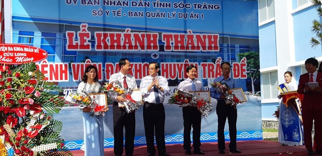 Đại diện Lãnh đạo tỉnh trao bằng khen và hoa cho các nhà tài trợ  (Ông Trần Chí Luận – Giám đốc Chi nhánh Vietcombank Sóc Trăng đứng thứ 2 từ phải qua)