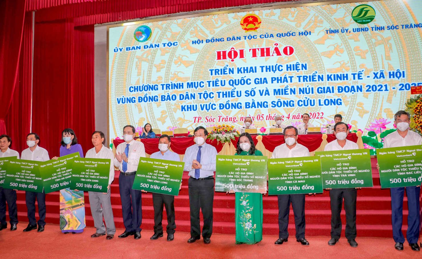 Phó Chủ tịch Quốc hội Trần Thanh Mẫn (thứ 5 từ phải sang) trao kinh phí hỗ trợ của Vietcombank cho đại diện 9 tỉnh Đng bằng Sông Cửu Long để hỗ trợ các hộ gia đình người dân tộc thiểu số nghèo