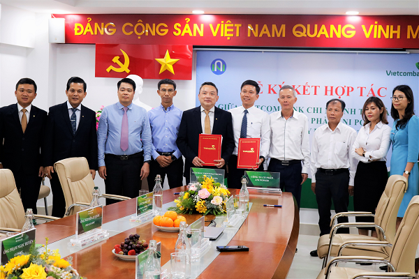Ông Nguyễn An Quốc - Phó giám đốc Chi nhánh (thứ 5 từ trái qua) cùng ông Đặng Tất Thành - Tổng giám đốc Công ty Cổ phần Ani Power trao hợp đồng tín dụng dưới sự chứng kiến của lãnh đạo hai bên