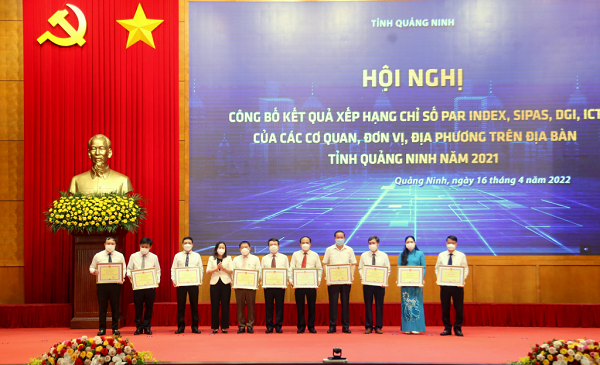 Đại diện Lãnh đạo Cục Hải quan Quảng Ninh (thứ 6 từ trái sang) nhận Bằng khen của Tỉnh.