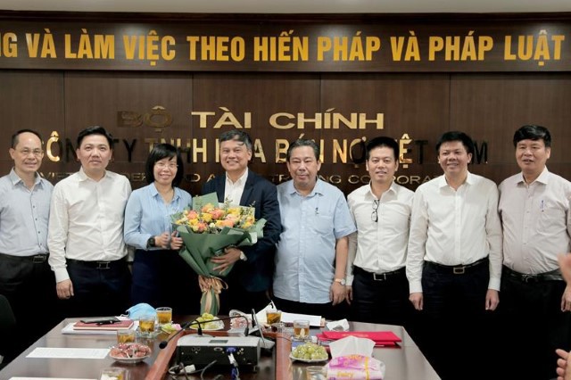Tân Tổng giám đốc Phạm Mạnh Thường chụp ảnh lưu niệm cùng Ban lãnh đạo DATC và đại diện một số đơn vị thuộc Bộ Tài chính tại Buổi lễ trao quyết định