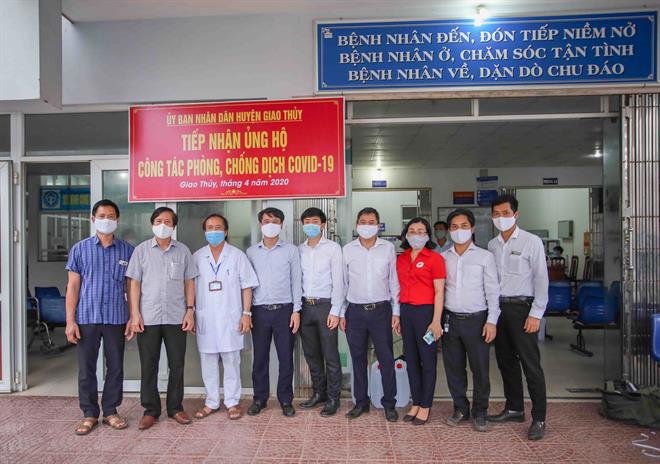 Đại diện Vietcombank Nam Định và Trung tâm y tế huyện Giao Thủy tại buổi lễ tiếp nhận, bàn giao buồng khử khuẩn