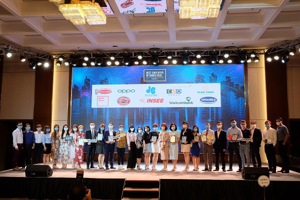 Đại diện Vietcombank chụp ảnh lưu niệm cùng các doanh nghiệp tại Lễ công bố Top 50 Thương hiệu Nhà tuyển dụng hấp dẫn nhất với sinh viên Việt Nam năm 2020