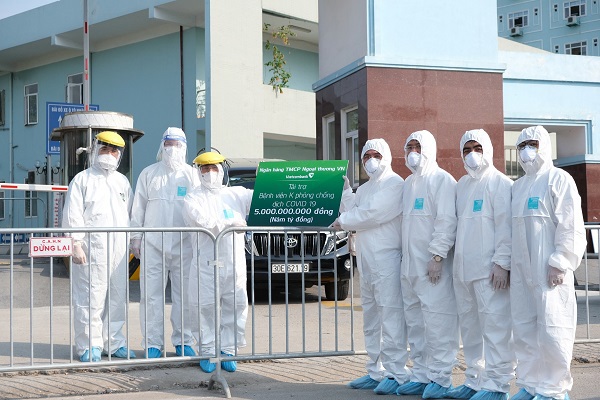 Đại diện Vietcombank trao kinh phí hỗ trợ phòng chống Covid-19 cho đại diện Bệnh viện K cơ sở Tân Triều