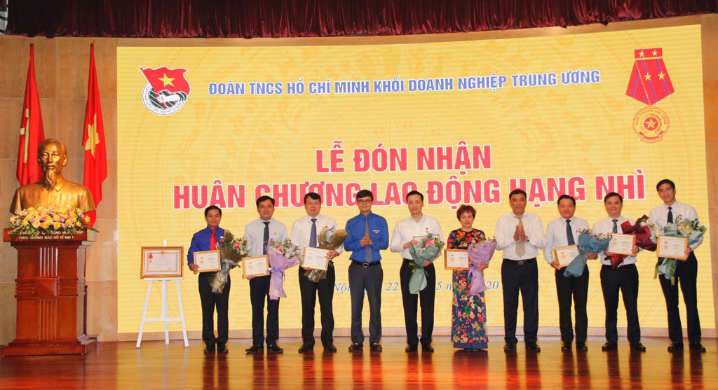  Tổng giám đốc Phạm Quang Dũng (thứ 6 từ phải sang), Phó Tổng giám đốc Nguyễn Thanh Tùng (ngoài cùng bên phải) và Trưởng Ban kiểm soát Trương Lệ Hiền (thứ 2 từ trái sang)  nhận Kỷ niệm chương “Vì thế hệ trẻ”