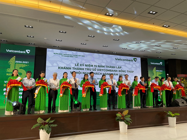 Lễ cắt băng khánh thành trụ sở hoạt động mới Vietcombank Đồng Tháp